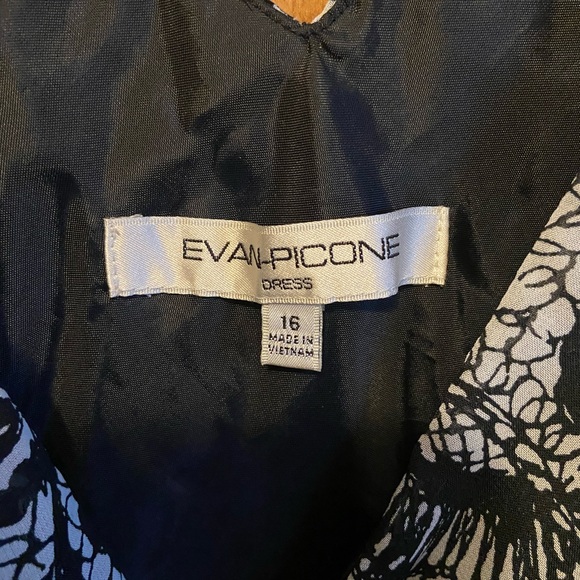 Elegant Black and White Paisley Dress - Picture 3 of 4